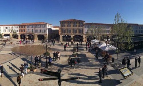 Contre le village de marques de Sorigny (Indre-et-Loire)