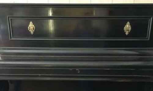 Contre la vente aux enchères piano Louis de Funès