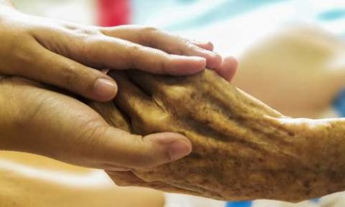 Soutenons la dame qui a aidé sa mère de 85 ans à mourir, alors qu'elle était parkinsonienne et atteinte d'une occlusion intestinale inopérable