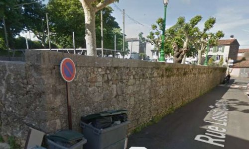 Clôturer la place du village pour la sécurité des enfants