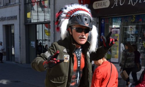 Soutenez l’homme au gyropode