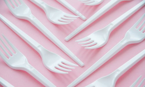 Non aux dérogations sur l'interdiction des couverts en plastique