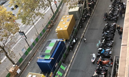 Les motos sur place de voiture
