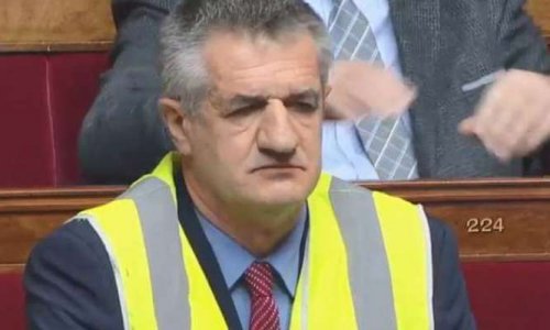 1 SEUL HOMME POUR LES GILETS JAUNES