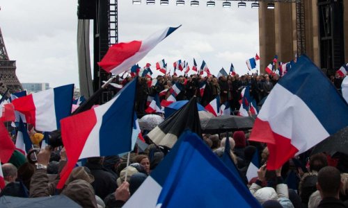CITOYENS DE FRANCE NE COURBEZ PLUS LA TÊTE, LEVEZ VOUS REJOIGNEZ NOUS POUR VIVRE.