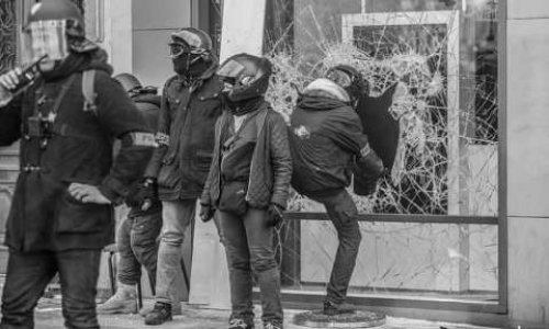 Obligation d'un matricule lisible à 10m sur un policier ( BAC . CRS )