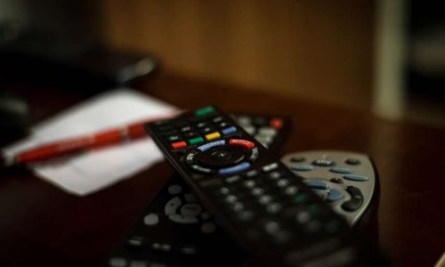 SUPPRESSION A L'antenne de l'emission Touche pas à mon POSTE de CYRIL HANOUNA à UNE heure de grande écoute