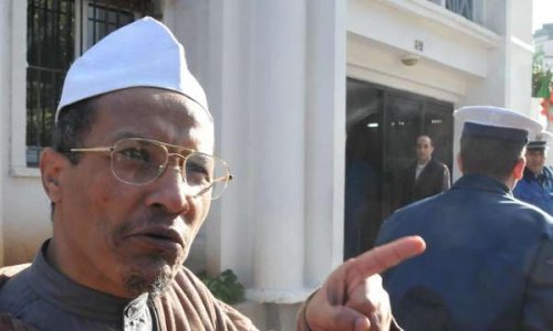 Laisser Cheikh Ali BENHADJ faire sa prière du vendredi