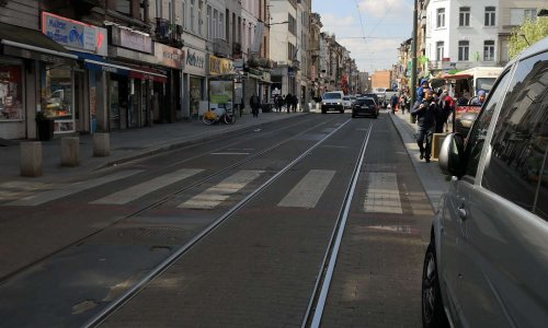 Contre le piétonnier et la suppression de places de parking dans la rue Wayez et l'ouverture de la place de la résistance à la circulation