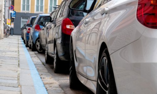 Nous, usagers du train à la gare d'Arras avons un problème : stationnement en zone bleue derrière la gare !