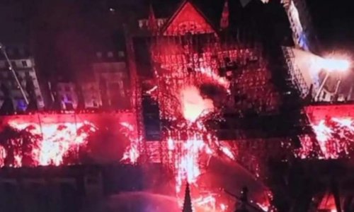 MACRON ! TOUCHE PAS À NOTRE-DAME !