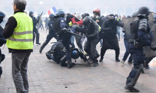 Pour la MISE à PIED des policiers coupables de violence abusive sur les manifestants !