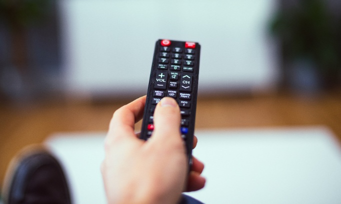 Pour que les programmes de début de soirée à la télévision commence réellement entre 20h30 et 20h45