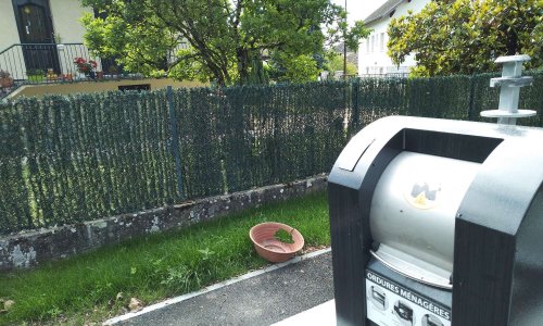 Halte aux nuisances des containers (dont 1 d'ordures ménagères) mis sous mes fenêtres alors que je suis la seule maison habitée sur une place municipale de 1400 m²