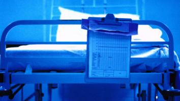 Nora, prisonnière de son corps, suite à un AVC, se bat pour trouver un centre de rééducation en France.