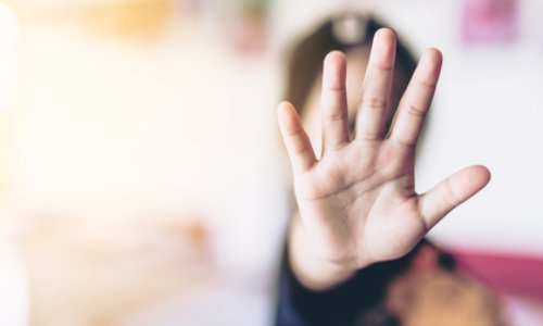 Stop à la maltraitance des jeunes personnes handicapées à leur domicile comme dans la société