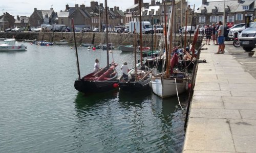 Pour que les vieux gréements de Barfleur puissent rester le long du quai de Barfleur.