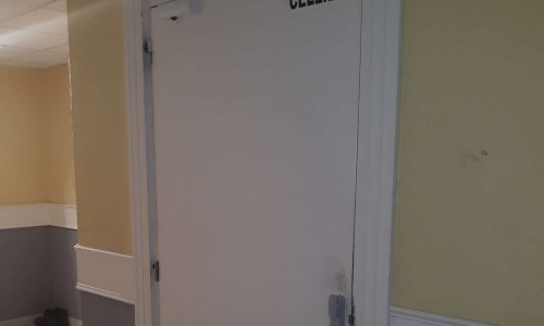 DEMANDE DE VERROUILLER LES 2 PORTES DE SORTIES DES CELLIERS DE L'EXT&Eacute;RIEUR AFIN DE POUVOIR Y ACC&Eacute;DER AVEC UNE CLEF