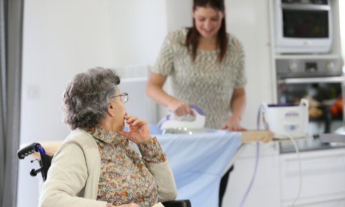 Non à la fin de l'exonération de charges sociales pour les personnes de plus de 70 ans qui ont une aide à domicile!
