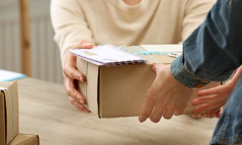 Non à la réduction des horaires d'ouverture du bureau de poste de la ville d'Aimargues (Gard)