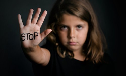 Des enfants en danger, des enfants tués, STOP