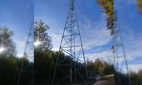 Contre l'antenne Relais à Proximité de la Piste pour enfants et des habitations.