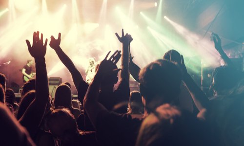 DEMANDE DE CHANGEMENT DE LA DATE DU CONCERT PRÉVU À L'ACCORHOTELS ARENA À PARIS.