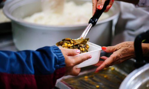 On préfère jeter de la nourriture plutôt que de la donner à ceux qui ont faim...