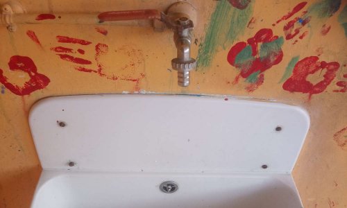 Les enfants et La consommation d'eau courante dans les écoles et lieux publics