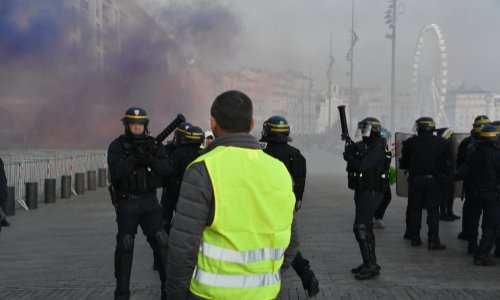 Abus de pouvoir et maltraitance sur une personne âgée portant le gilet jaune