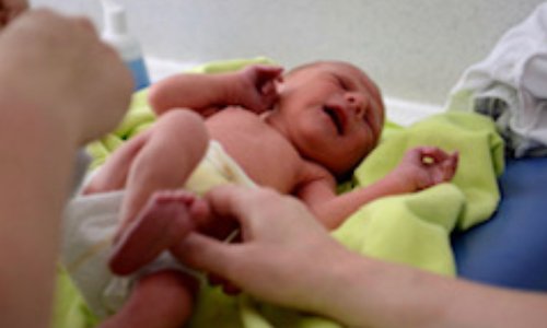 Libres et inégaux , Naitre sans toit en France en 2019   Tribune lancée par 125 signataires (108 médecins) et 21 associations dont 15 nationales