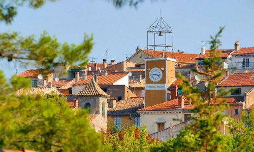 Puget sur Argens : Contre le béton, pour une place provençale animée.