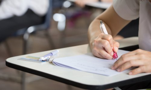 Non à la fermeture de 3 classes au collège Reynier