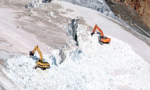 Non aux travaux à la pelleteuse sur un glacier (pour faire des pistes de ski).