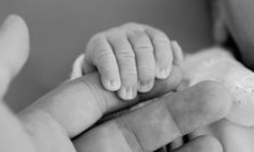 Pour autoriser l'accès aux maternités aux papas en contexte d'épidémie de COVID