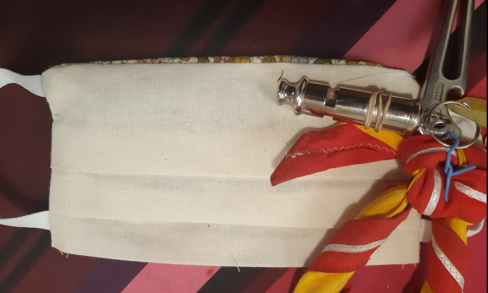 Pour le port du masque aux couleurs des foulards obligatoire en accueil de scoutisme