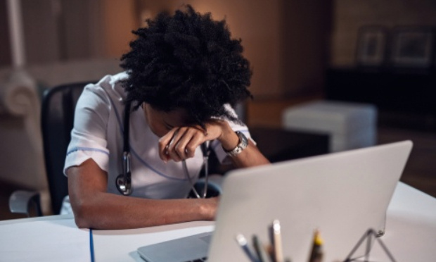 Pour mettre en place une date commémorative en souvenir du personnel soignant et des victimes du Covid-19 !