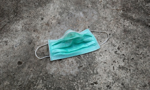 Stop aux masques et gants jetés sur la voie publique