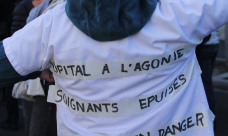 Applaudissements Soignants et Slogans de leurs revendications aux balcons