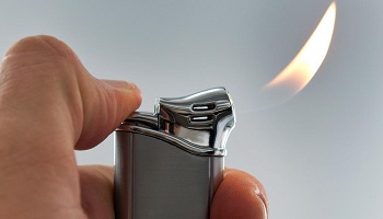 UN CHIEN BRULE VIF PAR UN GROUPE DE JEUNES A TESSALA EN ALGERIE