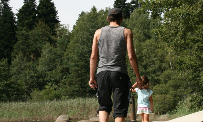 Décision d'un magistrat de suspendre un droit d'hébergement sans que le père soit entendu