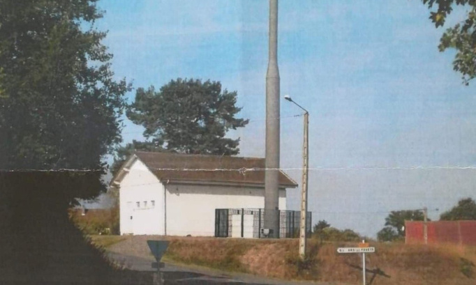 NON à un antenne relais DANS LE BOURG de Ars-les-Favets, en face des maisons !