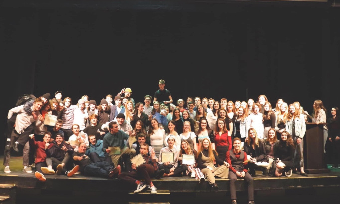 S'il vous plaît, permettez-nous de vivre notre bal des finissants !