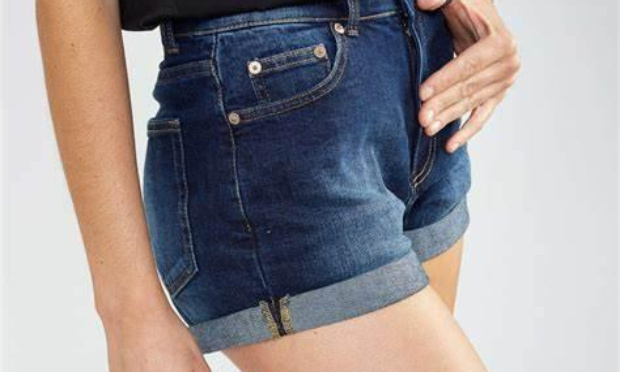 Bannissement de la règle visant à interdire le port de tout vêtement au-dessous du genou ou dévoilant les épaules