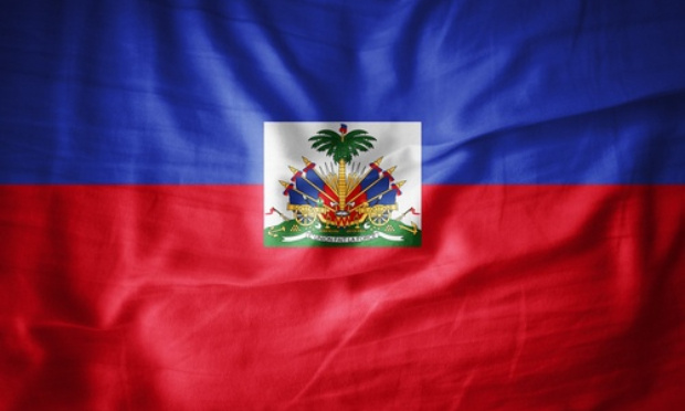 Que la devise nationale soit inscrite sur le drapeau dans les deux langues officielles:  