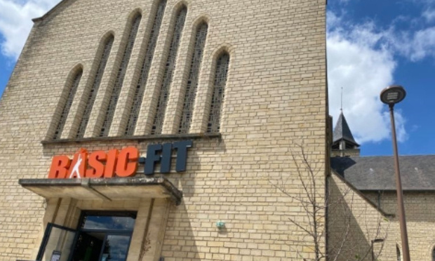 Basic Fit doit quitter cette Église. Boycottons-les !