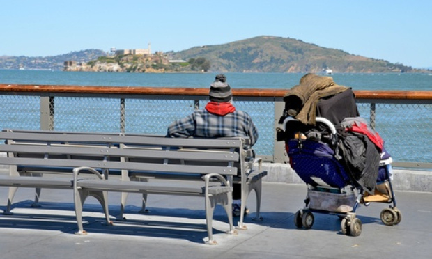 Offrir un repas et du matériel pour dormir aux sans-abris