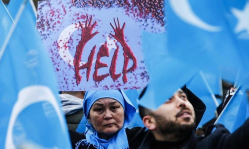 Faire parler des Ouïghours dans les médias.