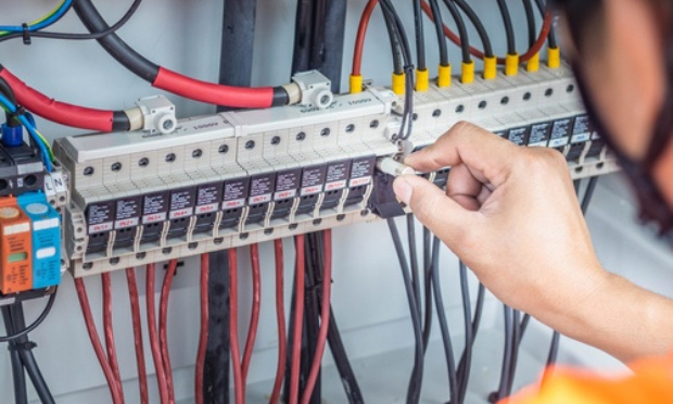 Trouver une solution aux pannes électriques répétitives