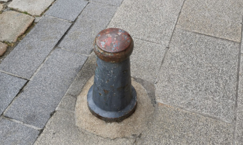 Remplacement des potelets métalliques bas par des poteaux métalliques d’environ un mètre de hauteur.